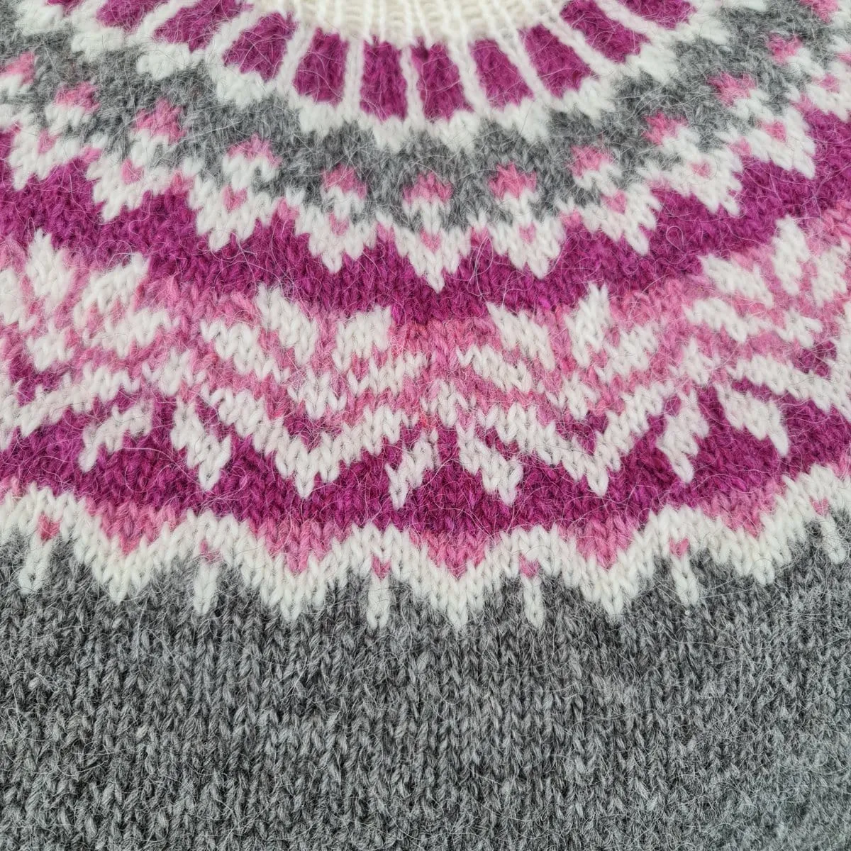 Dagný - Icelandic Sweater - Grey/Pink